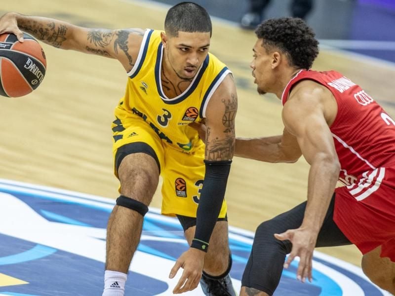 Die Basketball-Trainer prophezeien ein enges Rennen zwischen Alba Berlin und dem FC Bayern München. Foto: Andreas Gora/dpa