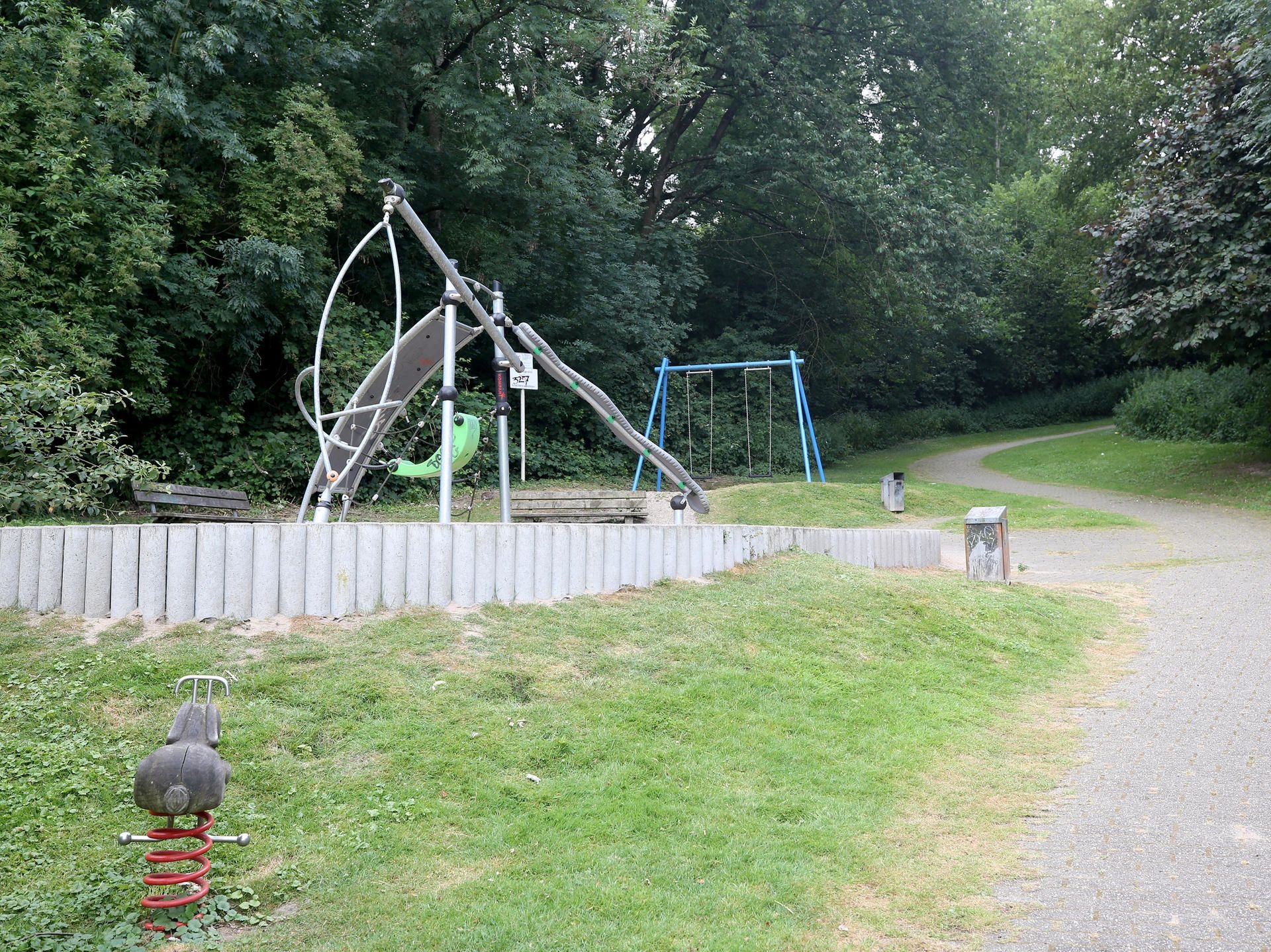 In der Nähe dieses Spielplatzes in Mülheim ist eine junge Frau von einer Gruppe Jugendlicher überfallen und sexuell missbraucht worden.