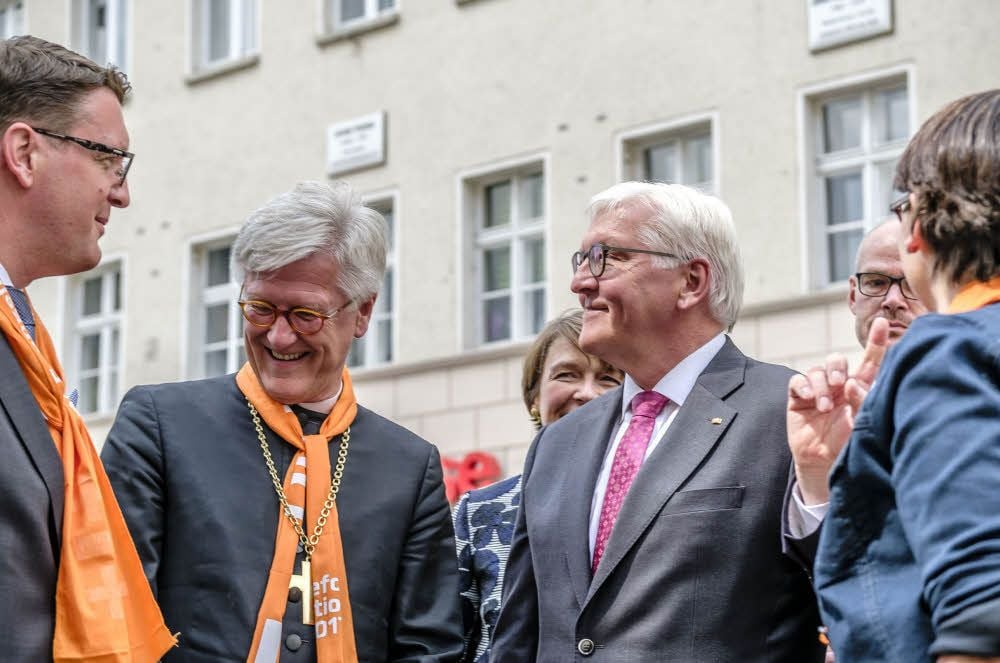 Zu den Eröffnungsgästen gehörte Bundespräsident Frank-Walter Steinmeiner (r.), hier im Gespräch u.a. mit OB Torsten Zugehör (li.).
