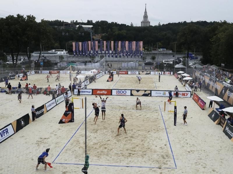 Bei den Europameisterschaften in Moskau sind die deutschen Beachvolleyball-Teams auf Play-off-Kurs. Foto: Pavel Golovkin/AP