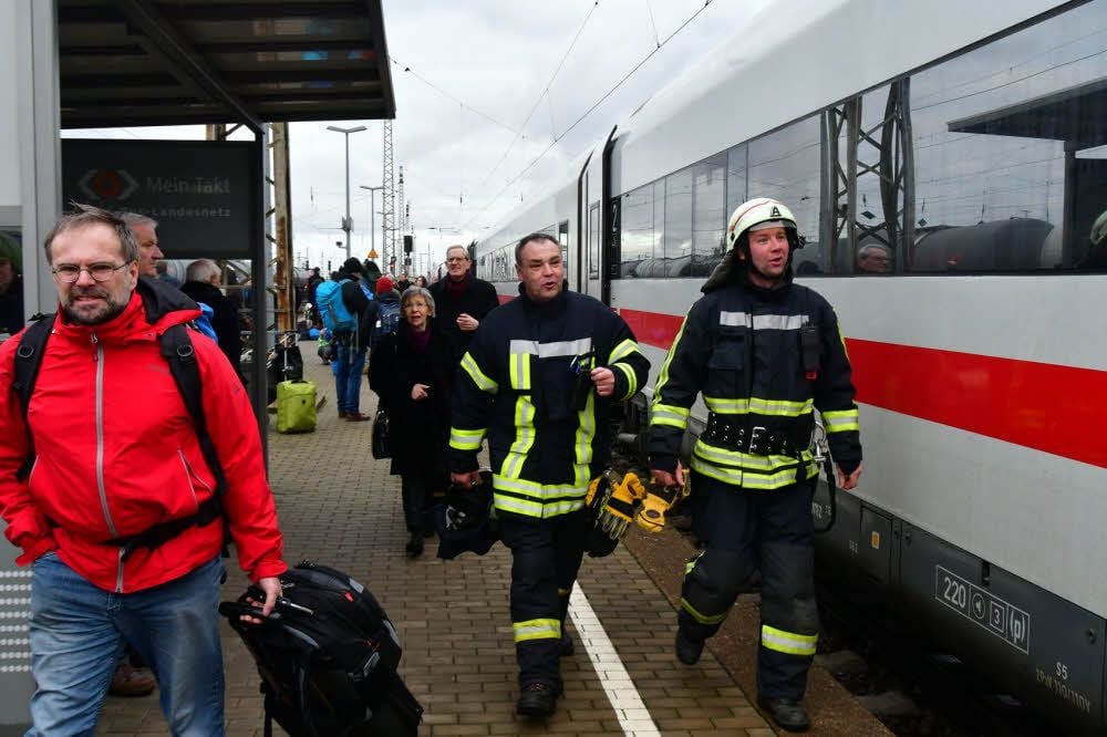 Die Feuerwehr suchte nach der Ursache der Rauchentwicklung. Die Passagiere mussten den ICE verlassen und auf dem Gleis warten.