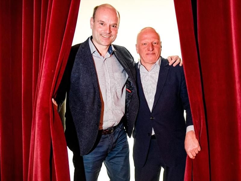 Sewan Latchinian (r) wird neuer künstlerischer Leiter der Hamburger Kammerspiele, Axel Schneider bleibt Intendant des Hauses. Foto: Axel Heimken