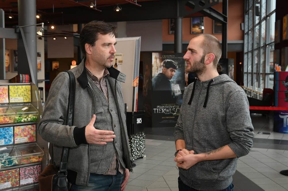 Theaterleiter Marc Schleicher (r.) im Gespräch mit Gunar Wolf, Lehrer am Naumburger Domgymnasium und Medienberater.
