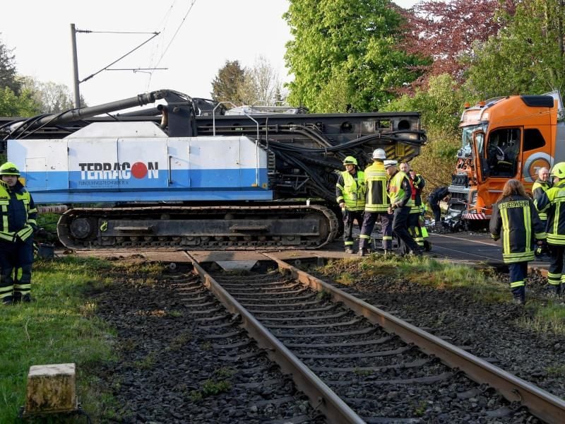 Ein mit einer Ramme beladener Sattelzug steht nach der Kollision mit einem Zug auf einem Bahnübergang. Foto: Carsten Rehder/Archiv