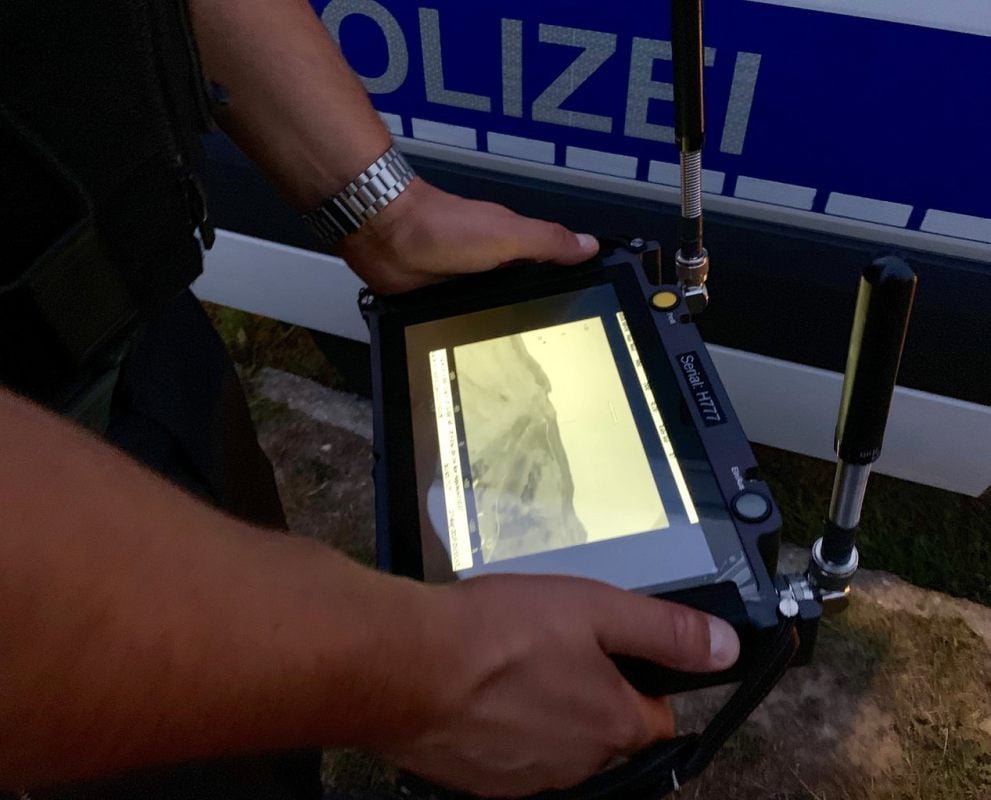 Ein Hubschrauber der Bundespolizei lieferte mit seiner Wärmebildkamera Live-Aufnahmen an die Einsatzkräfte am Boden.
