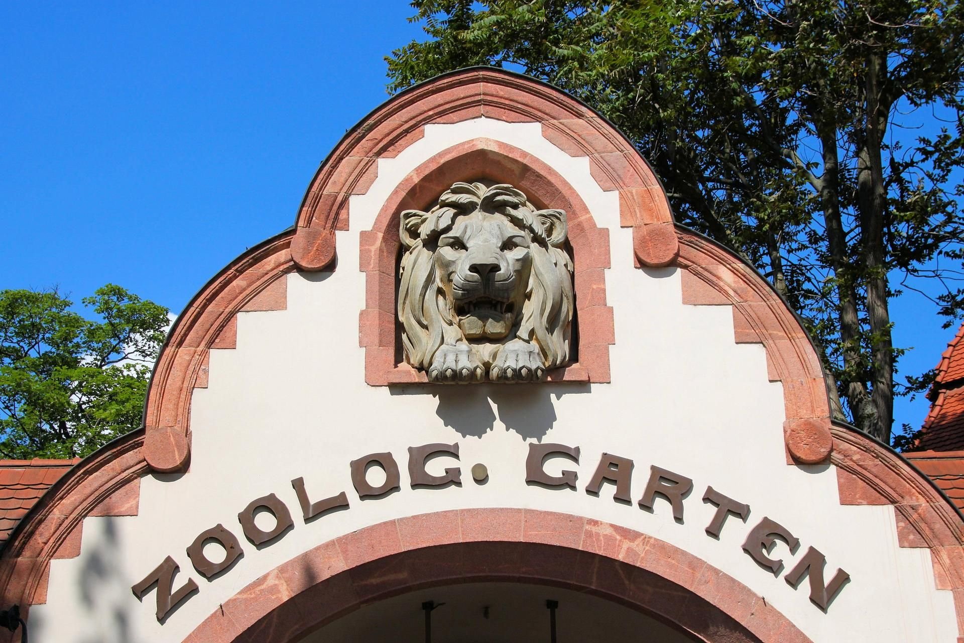 Das Eingangsportal des Leipziger Zoos.