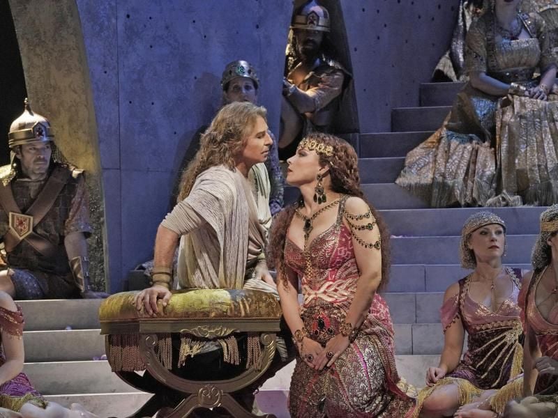 Tenor Roberto Alagna ist Samson und die Mezzosopranistin Elina Garanca verkörpert Dalila. Foto: Ken Howard/Metropolitan Opera/AP