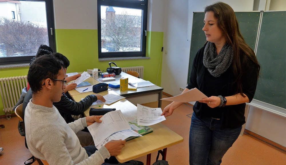 Lehrerin Karina Grude unterrichtet eine Flüchtlingsklasse an der BbS „Wema“.