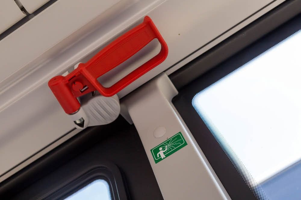 Sie sind in jedem Bus zu finden: Hämmer, mit denen im Ernstfall Scheiben eingeschlagen werden können. Allerdings werden sie auch oft gestohlen.