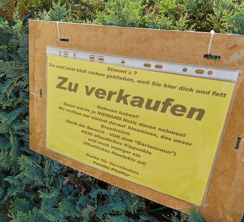 Mit diesem Schild hat Peter Pfeiffer in Baalberge schon so einige Blicke auf sein Grundstück gezogen.