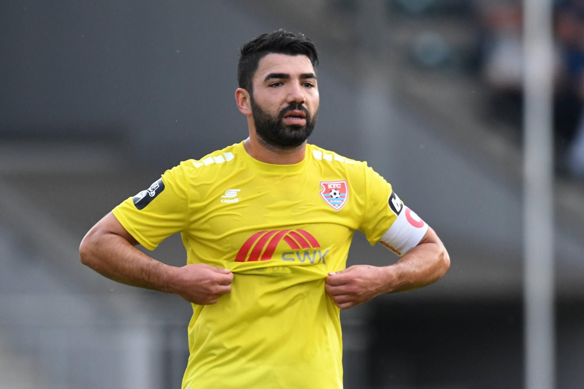 Uerdingens Oguzhan Kefkir mit der Kapitänsbinde - bald kommt auch noch ein Ehering hinzu.