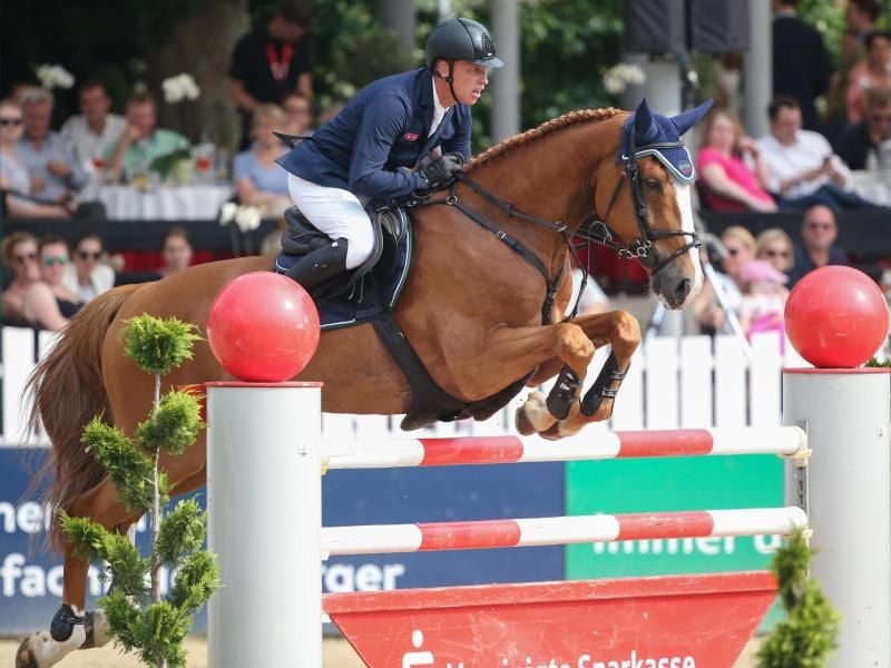 Mario Stevens holt sich in Balve im Sattel von Talisman de Mazure die deutsche Meisterschaft. Foto: Friso Gentsch
