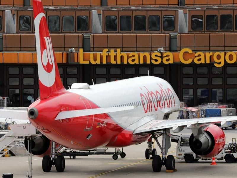 Eine Air-Berlin-Maschine steht auf dem Flughafen in Berlin-Tegel vor dem Lufthansa-Cargo-Terminal. Für die Techniksparte der insolventen Air Berlin endet die Bieterfrist. Foto: Wolfgang Kumm