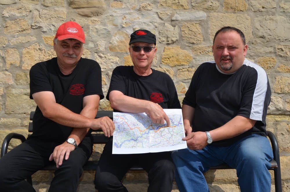Andreas Scheiner, Rainer Brandt und Ralf Meincke (v.l.) zeigen auf der Karte, wo die Tour der Jawa-Freunde aus dem Mansfelder Land nach Tschechien entlang führte.