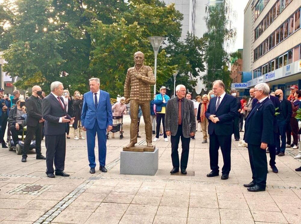 Festredner und Initiatoren des Denkmals mit der Skulptur Gorbatschows.