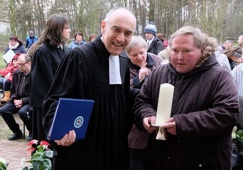 Seydas Pfarrer Thomas Meinhof, hier bei der Einweihung der Kapelle auf dem Diest-Hof, als an die Corona-Pandemie noch überhaupt nicht zu denken war, führt am Donnerstag in Ruhlsdorf eine Andacht durch.