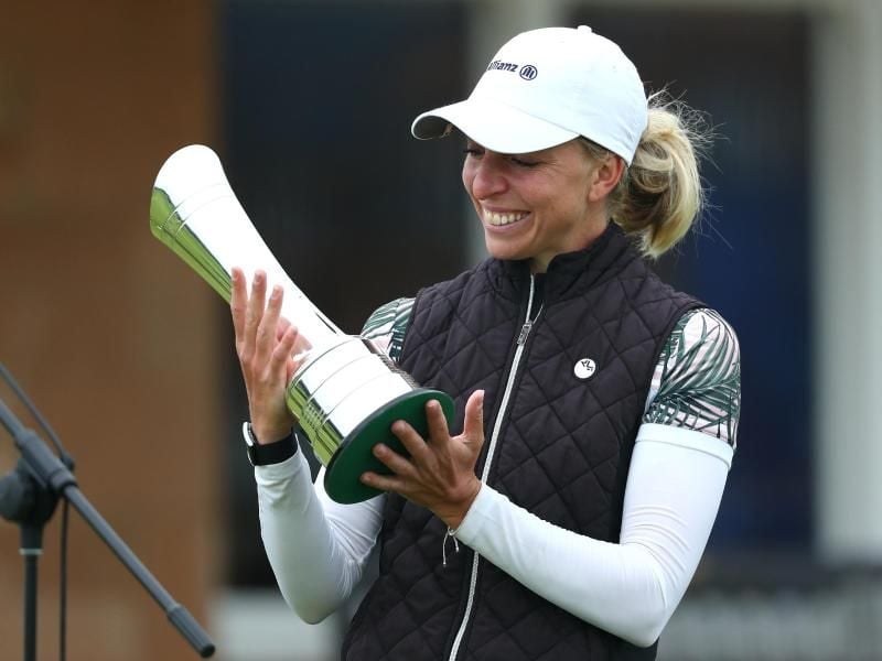 Sophia Popov freut sich über den Pokal der British Open. Foto: golfsupport.nl/R&A/dpa