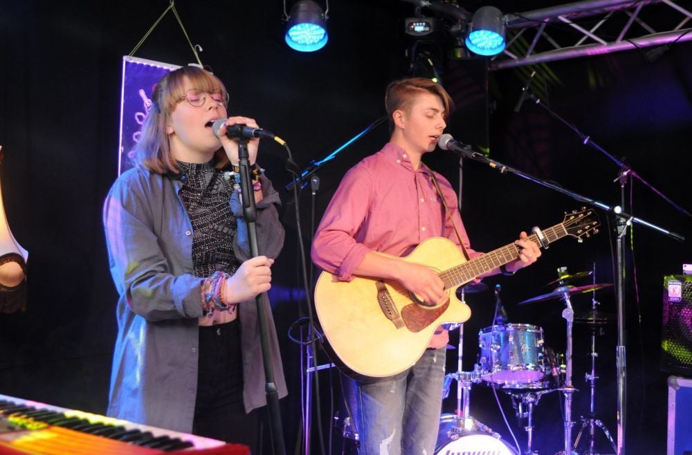 Das junge Duo „Leuchtreklame“ aus Naumburg mit Lilli Schulze und Julius-Friedrich Poltmann stellte sich jüngst vor Mikrofone und Kameras in Riccardo Blühers Studio für ein Konzert, das im Internet zu sehen ist.