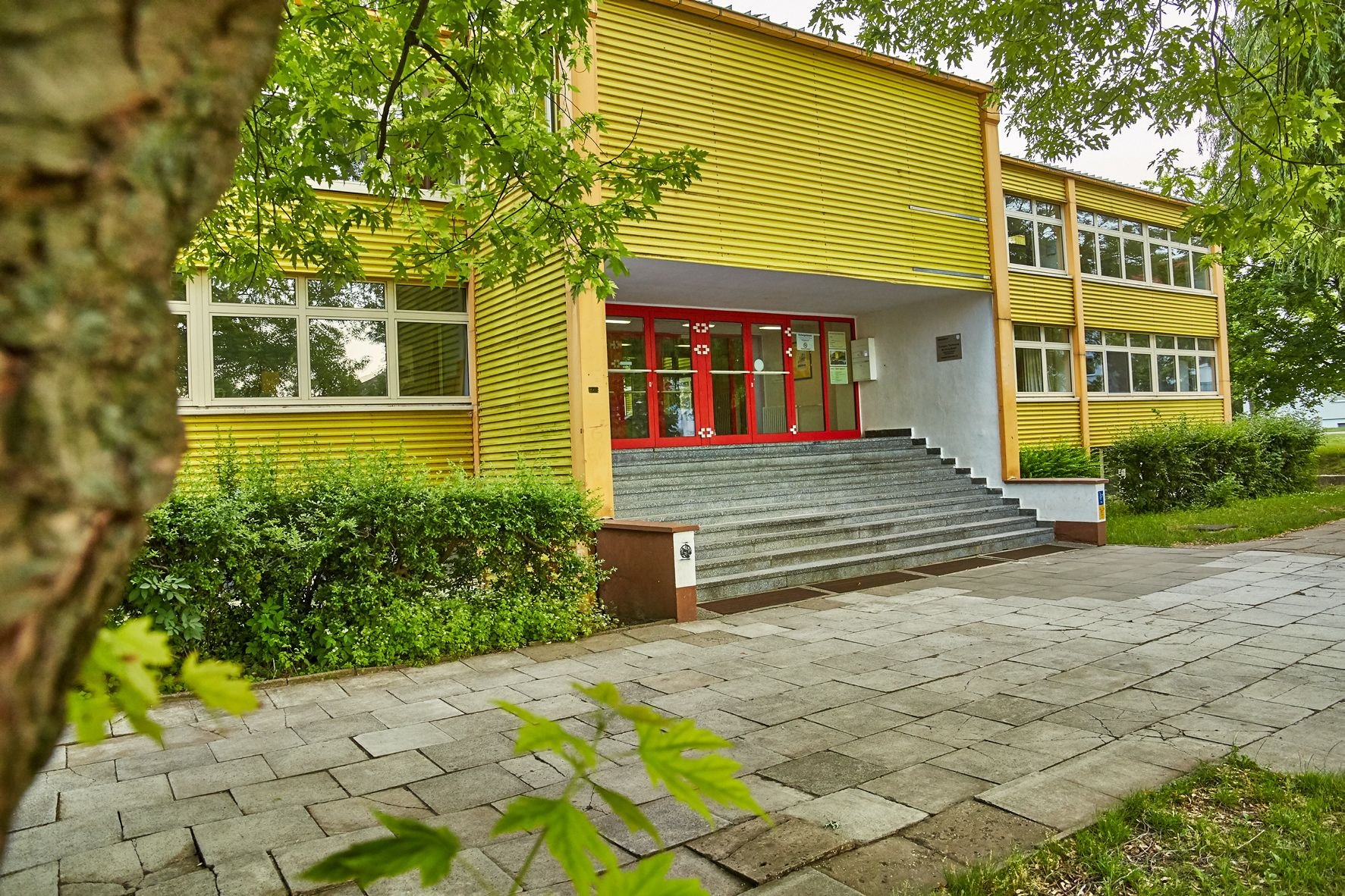 Die Schule an der Tolstoiallee in Bernburg ist vom Landkreis aufgegeben worden. Der Grund: stark mit Naphthalin belastete Böden in den Klassenzimmern.
