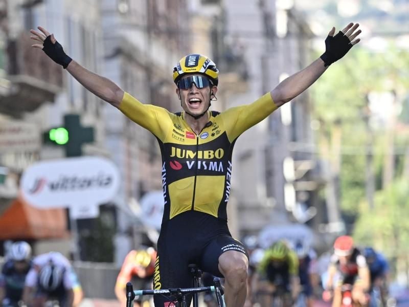 Der Belgier Wout van Aert vom Team Jumbo-Visma jubelt im Ziel über den Sieg. Foto: Dirk Waem/BELGA/dpa