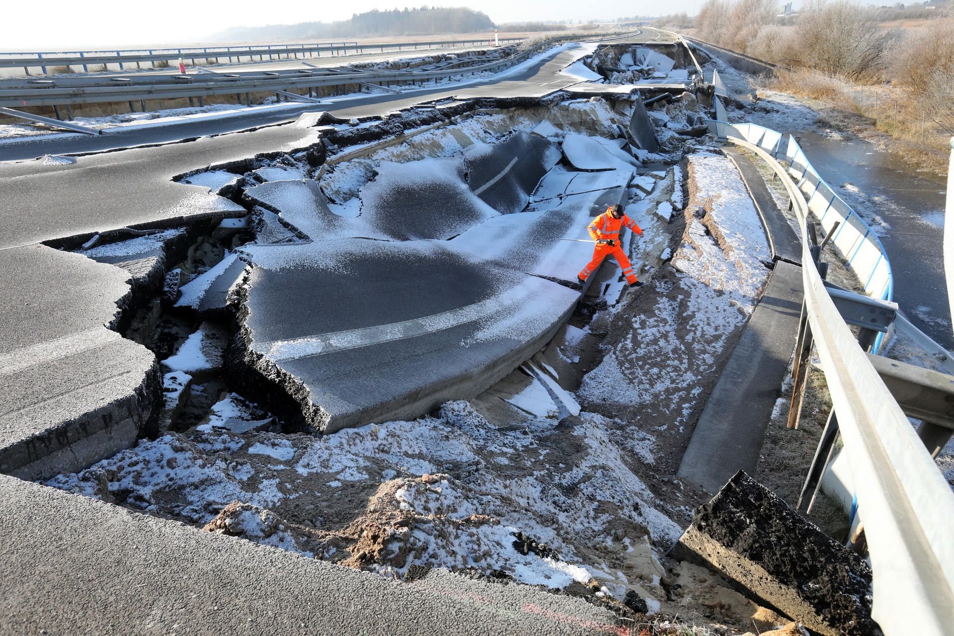Vermesser vom Landesamt für Straßenbau und Verkehr scannen die abgesackte Ostseeautobahn bei Tribsees.