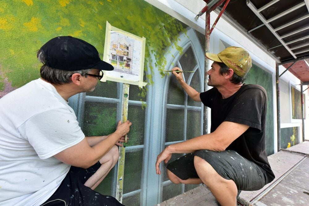 Die Motive aus dem Gartenreich werden von der Skizze auf die Wand übertragen.