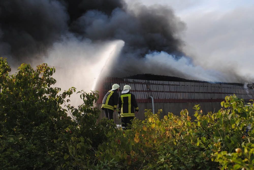 Die Einsatzbekleidung der Feuerwehrleute, die die brennende Fehr-Halle in Wolfen löschten, ist nicht mehr verwendbar.
