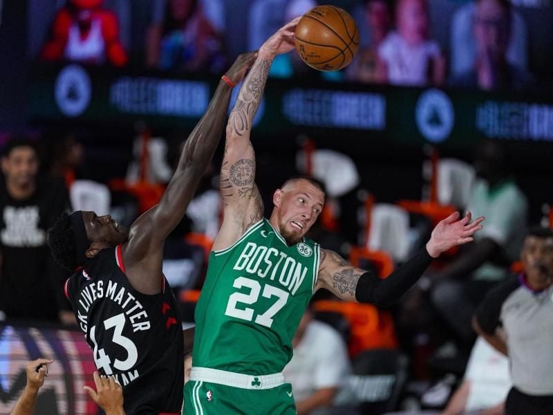 Musste sich diesmal mit Boston den Toronto Raptors geschlagen geben: Daniel Theis (r). Foto: Mark J. Terrill/AP/dpa