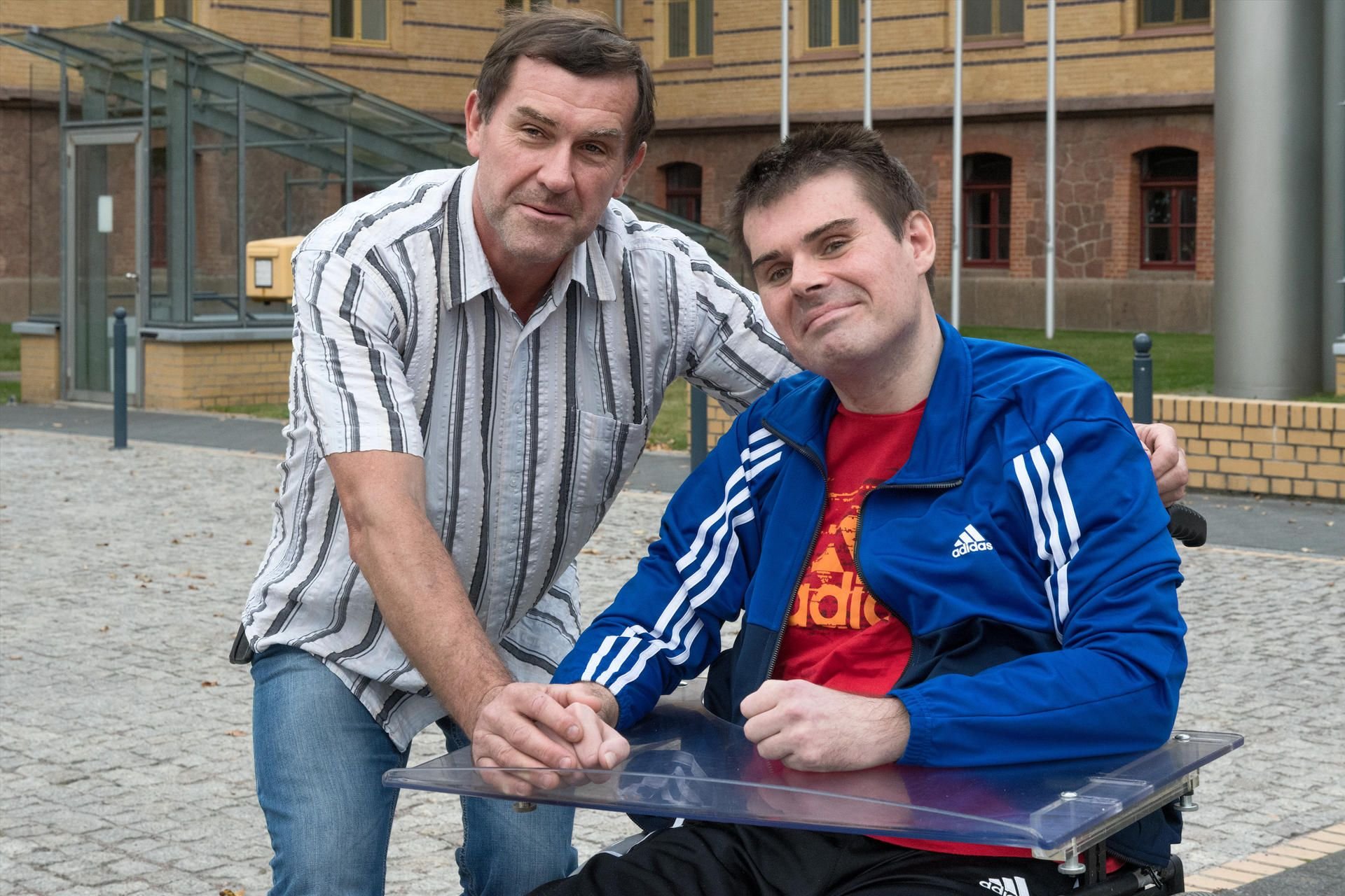 Dirk Hannig erlitt im Januar dieses Jahres auf dem Heimweg von der Feuerwehr in Merseburg einen schweren Unfall. Vater Andreas (l.) steht ihm bei.