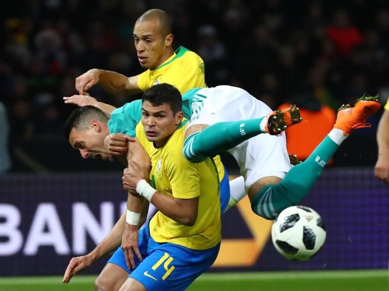 Nationalspieler Sandro Wagner (M) wird von den Brasilianern Miranda und Thiago Silva abgepasst und eingeklemmt. Die Südamerikaner gewinnen das Testspiel in Berlin mit 1:0. Foto: Christian Charisius