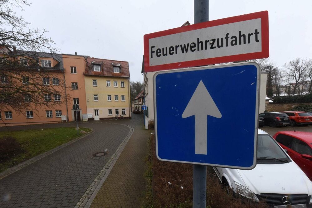 Bei Feuerwehrzufahrten ist auch für Pflegedienste Halteverbot.