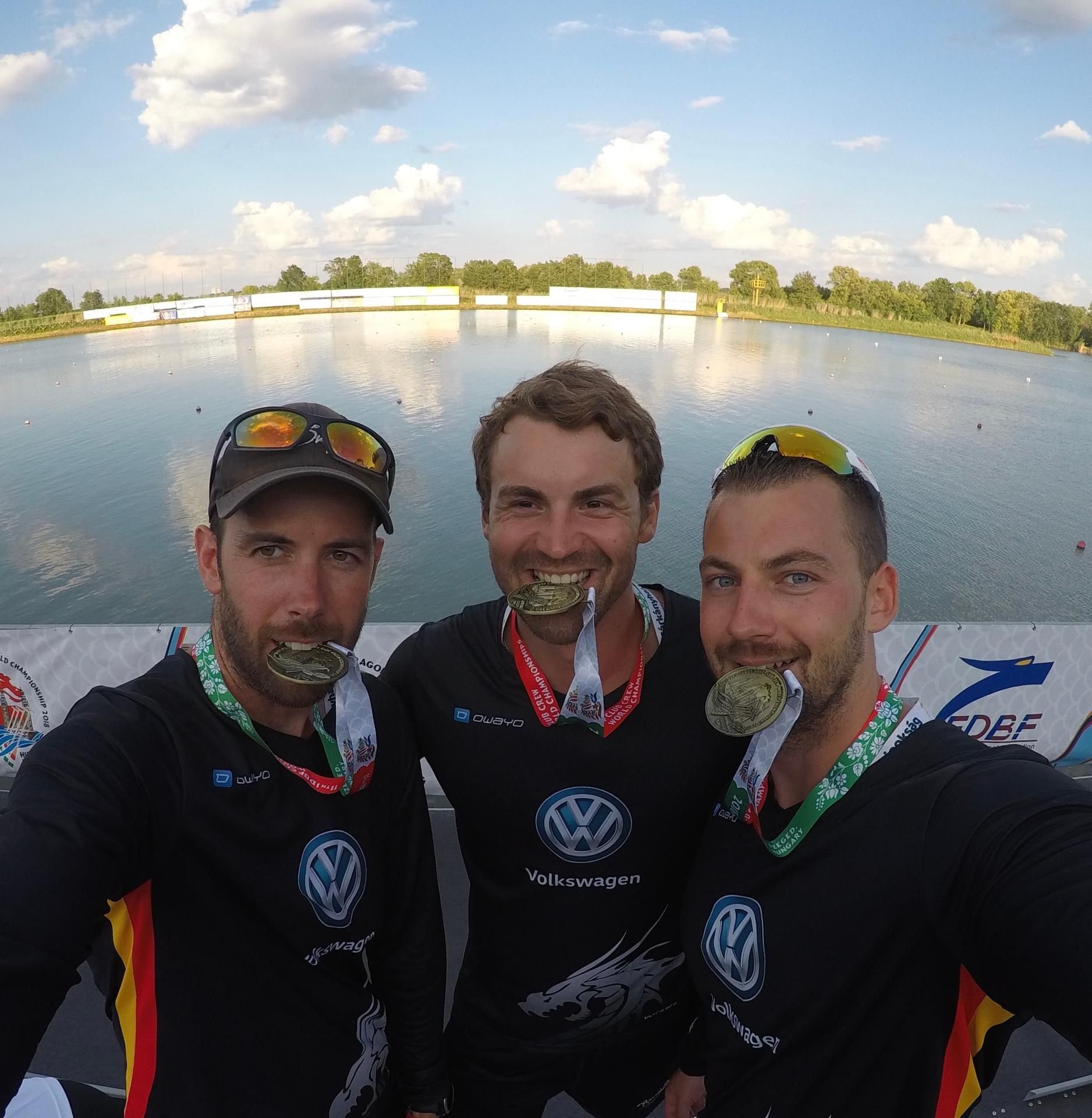 Glückliche Gewinner: Maximilian Scheer (rechts) mit seinen Drachenboot-Kollegen Sven Kücken und Michael Schlüter.