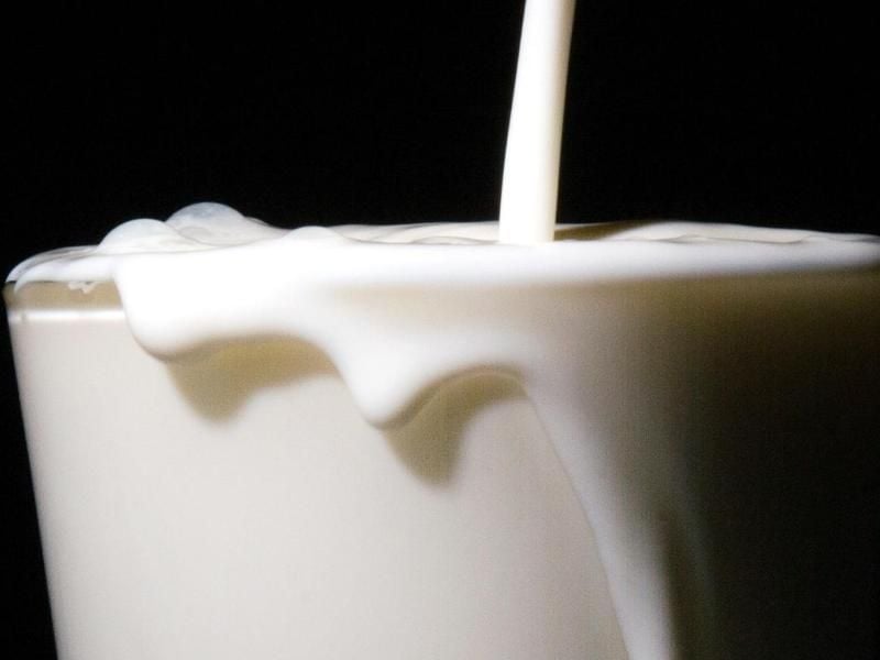 Milch fließt in ein Glas. F. Foto: Sebastian Gollnow/dpa