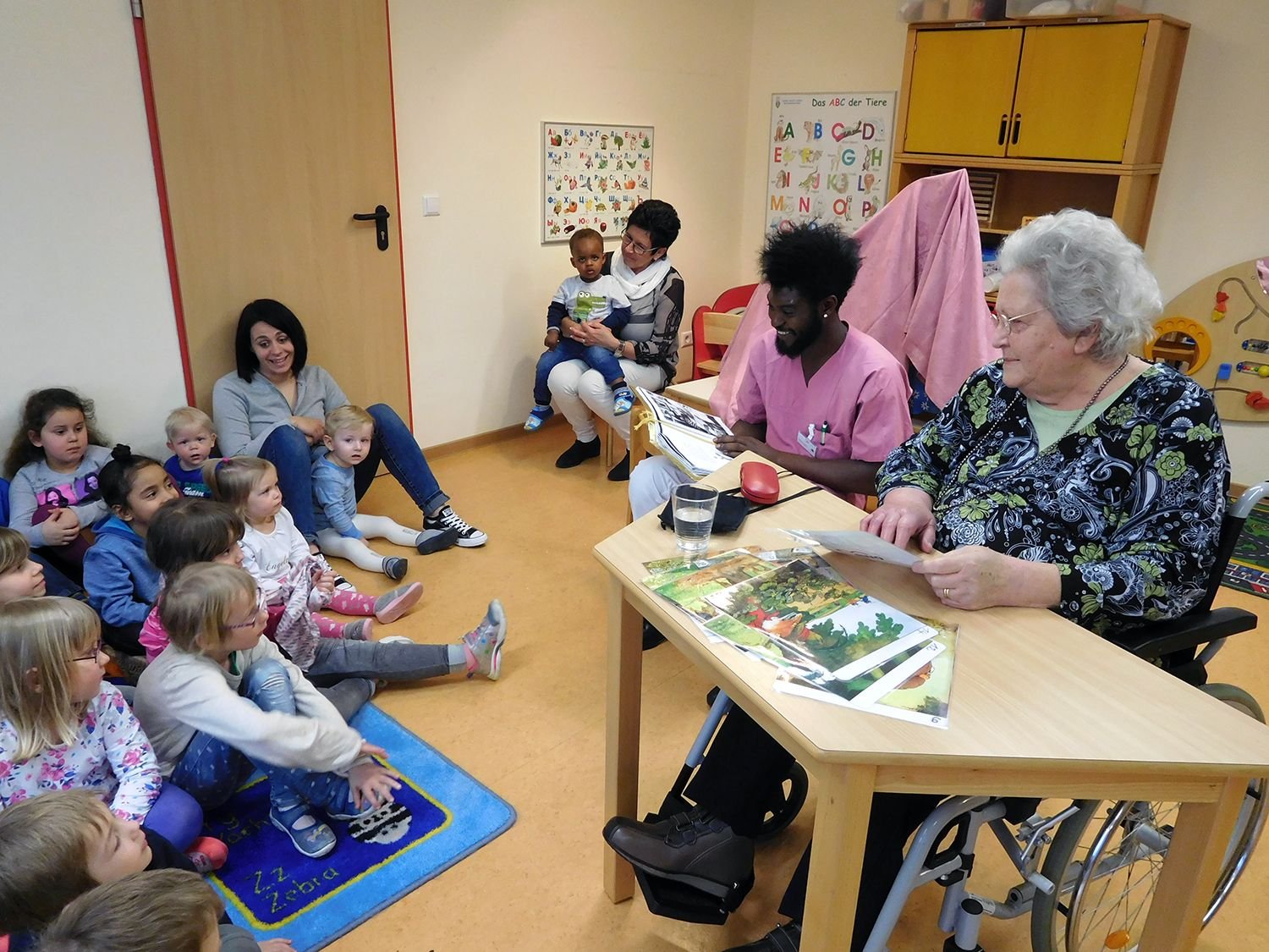 So präsentiert, haben Märchen nach wie vor nichts von ihrer Faszination verloren. Fabrice Kabre und Gerda Vogel lesen in der Kita „Kleine Stifte“ in Bernburg vor.