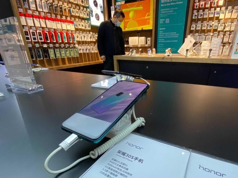 Ein Honor-Smartphone wird zum Verkauf ausgestellt. Foto: Andy Wong/AP/dpa