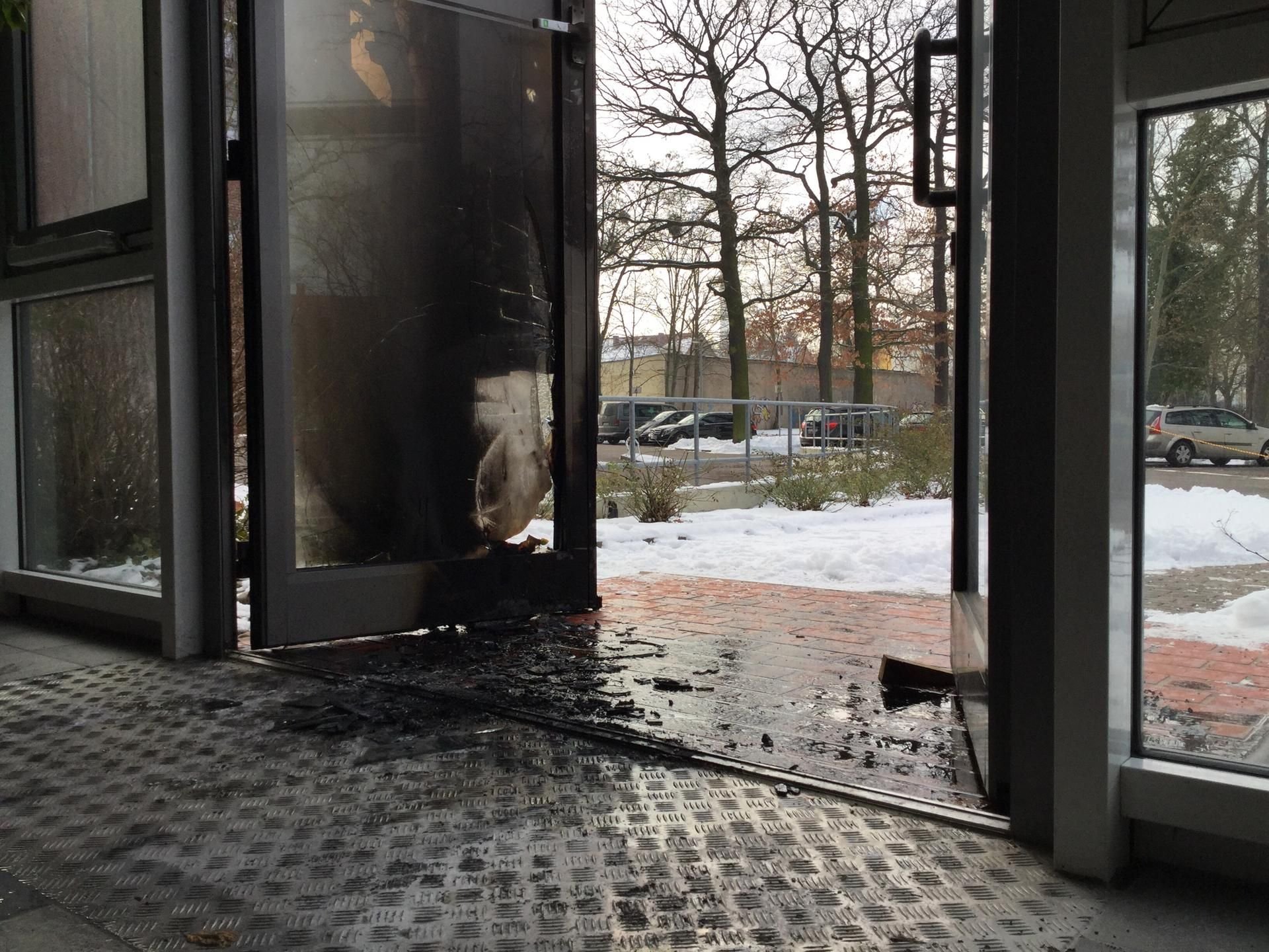 Die beschädigte Tür des Landgerichts in der Willy-Lohmann-Straße in Dessau.