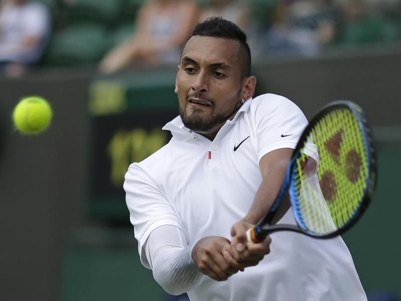 Der wohl am meisten polarisierende Tennisprofi der Gegenwart fordert in Wimbledon den Spanier Rafael Nadal: Nick Kyrgios in Aktion. Foto: Tim Ireland/AP