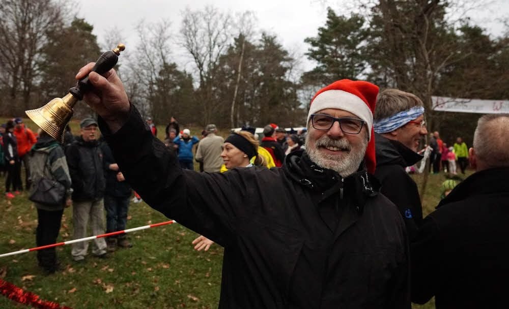 Klaus Hartwig Röhl, der neue Vereinschef des SV Medizin, gab diesmal keinen Startschuss, sondern läutete den Quedlinburger Weihnachtslauf ein.