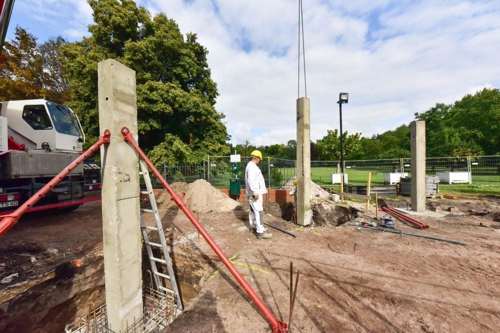 Der gesamte Zaun mit Pfeilern wird erneuert.