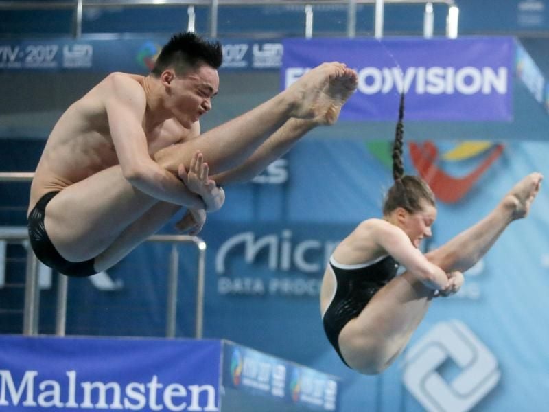 Das Synchronpaar Lou Massenberg (l) und Tina Punzel haben Bronze im Synchronspringen vom 3-Meter-Brett gewonnen. Foto: E. Lukatsky/AP/Archiv