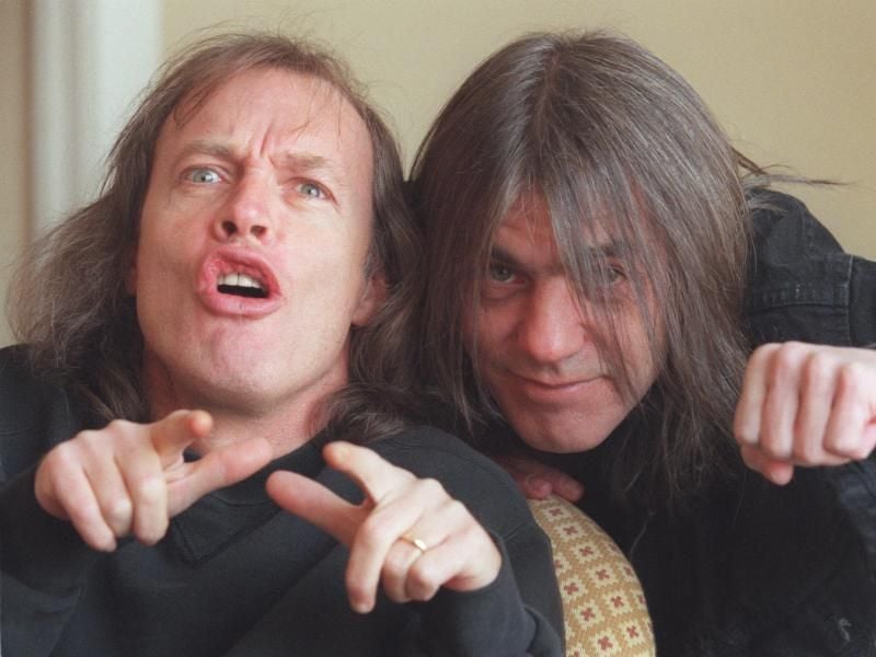 AC/DC-Mitbegründer Malcolm Young (r) neben seinem Bruder Angus Young (l). Foto: Qmi Agency