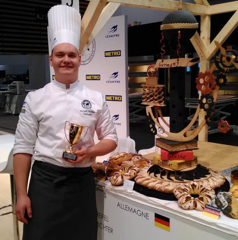 Bäckermeister Vincent Richter mit Pokal und Schaustück in Lyon.