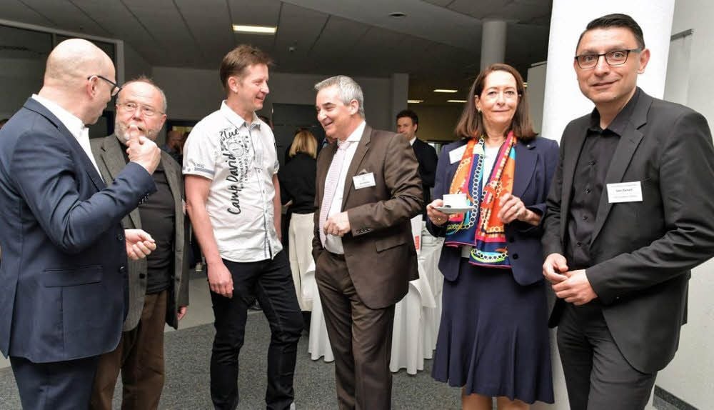 Dierk Moreth (Dritter von rechts) begrüßt die Gäste des Unternehmerfrühstücks in seinem „K 11“.