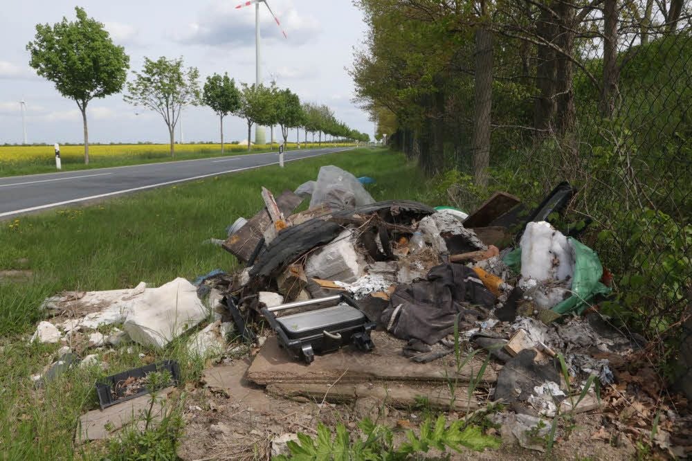 Privater Müll wurde an der Straße zwischen Raguhn und Salzfurtkapelle abgeladen.