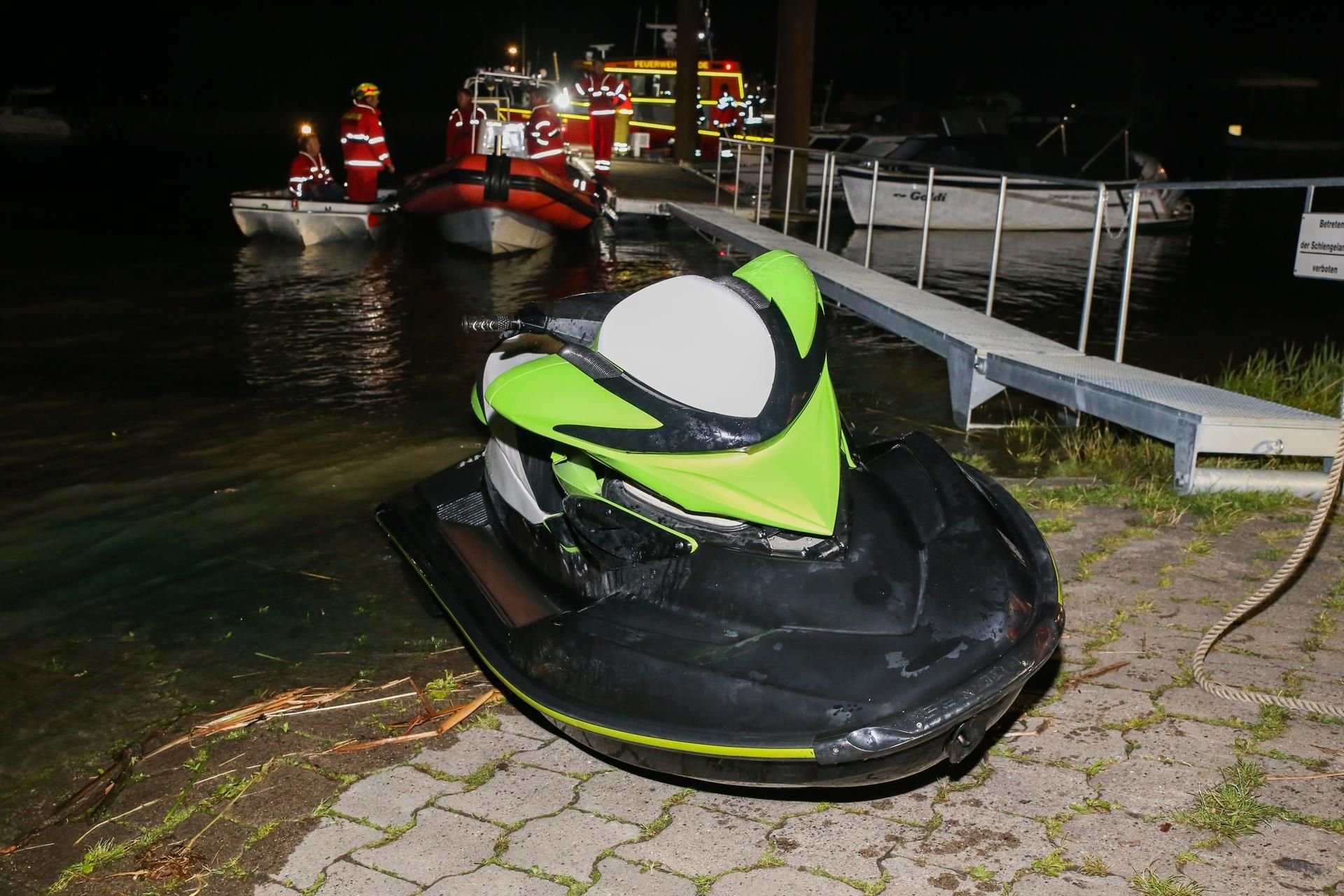 Der von der Feuerwehr geborgene Jetski liegt an Land.