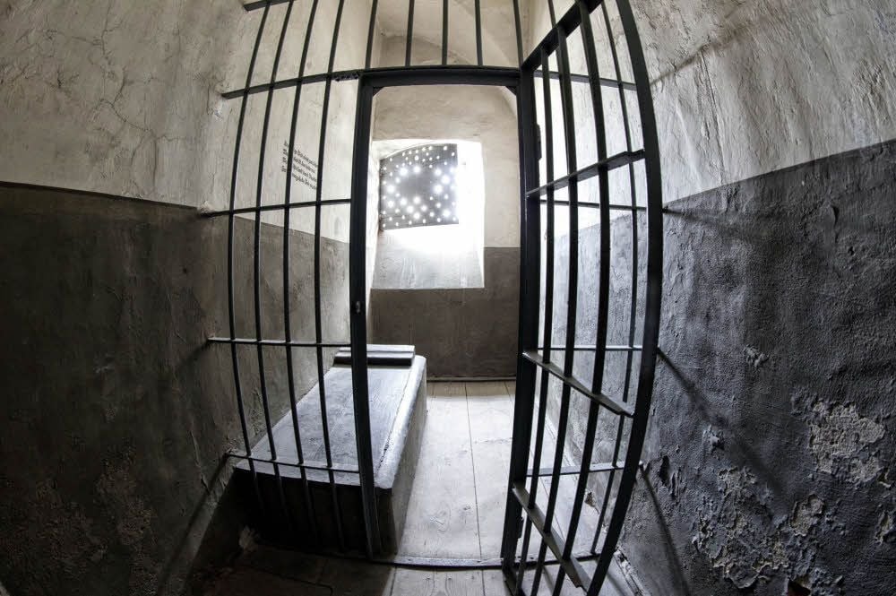 Blick in eine Zelle des Bunkers der Lichtenburg