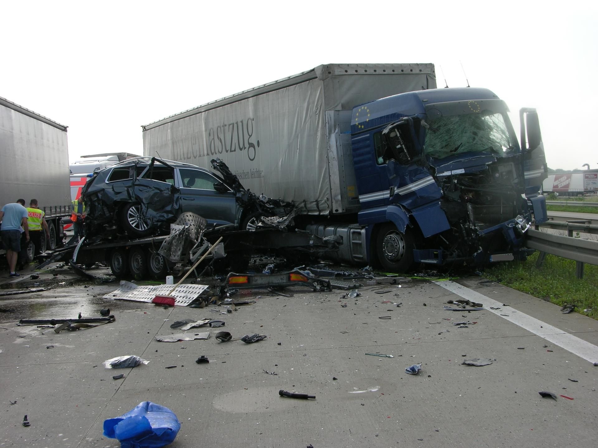Der Lkw verkeilte sich mit dem angestoßenen Anhänger auf der Autobahn.