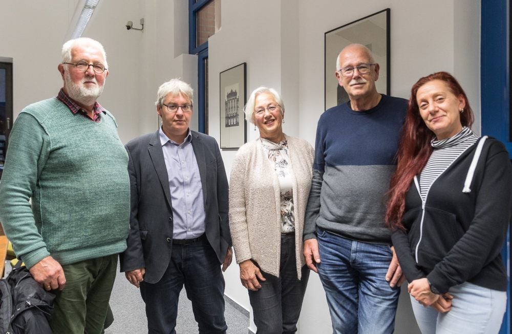 Wini (Mitte), Dick (zweiter von re.) und Will (li.) haben mit Stadtarchivleiter Frank Kreißler und Mitarbeiterin Jana Müller die Geschichte ihres Vater Anton Kijk in der Vegte rekonstruiert. Er war während des Zweiten Weltkrieges Zwangsarbeiter und auch in den Dessauer Junkerswerken tätig.