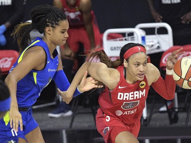Satou Sabally (l) von den Dallas Wings im Zweikampf gegen Chennedy Carter von Atlanta Dream. Foto: Phelan M. Ebenhack/AP/dpa