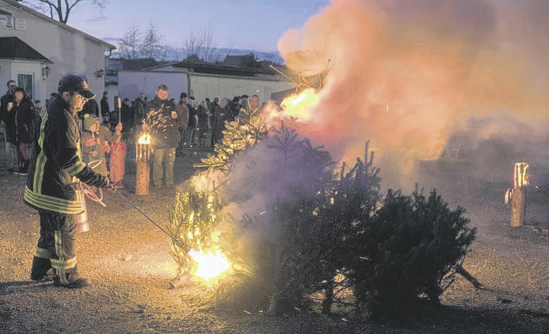Anfangs mussten die Kameraden der Freiwilligen Feuerwehr Warnstedt noch etwas nachhelfen, damit die Weihnachtsbäume brannten.